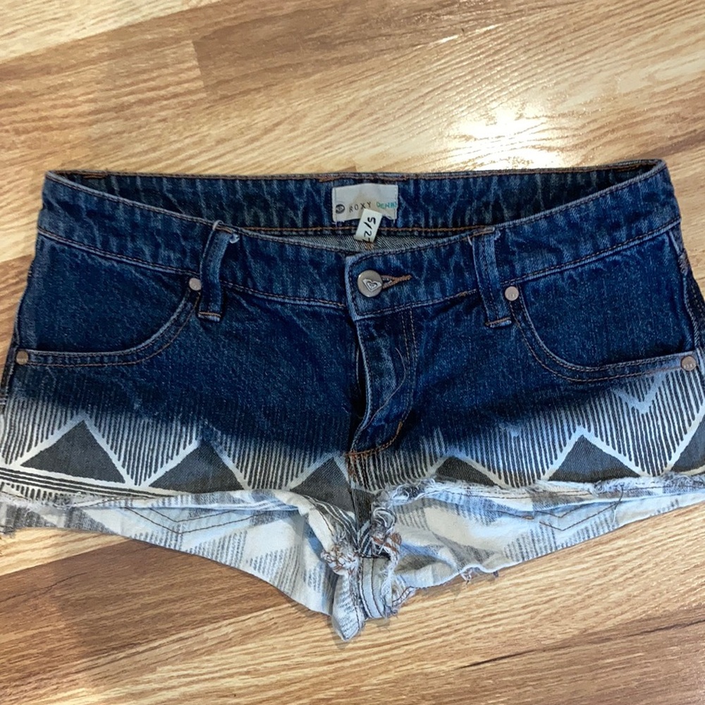 Low rise ROXY shorts.